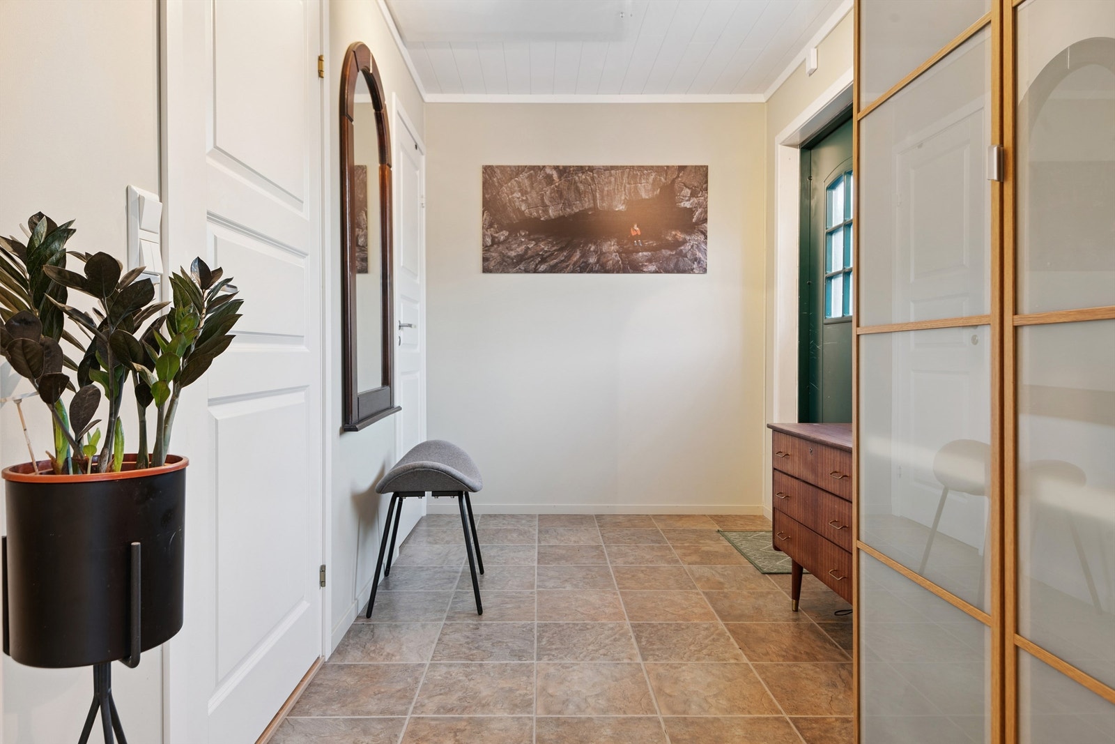 Entré med slitesterkt laminatgulv og plass til oppbevaring av yttertøy. Galleribilde