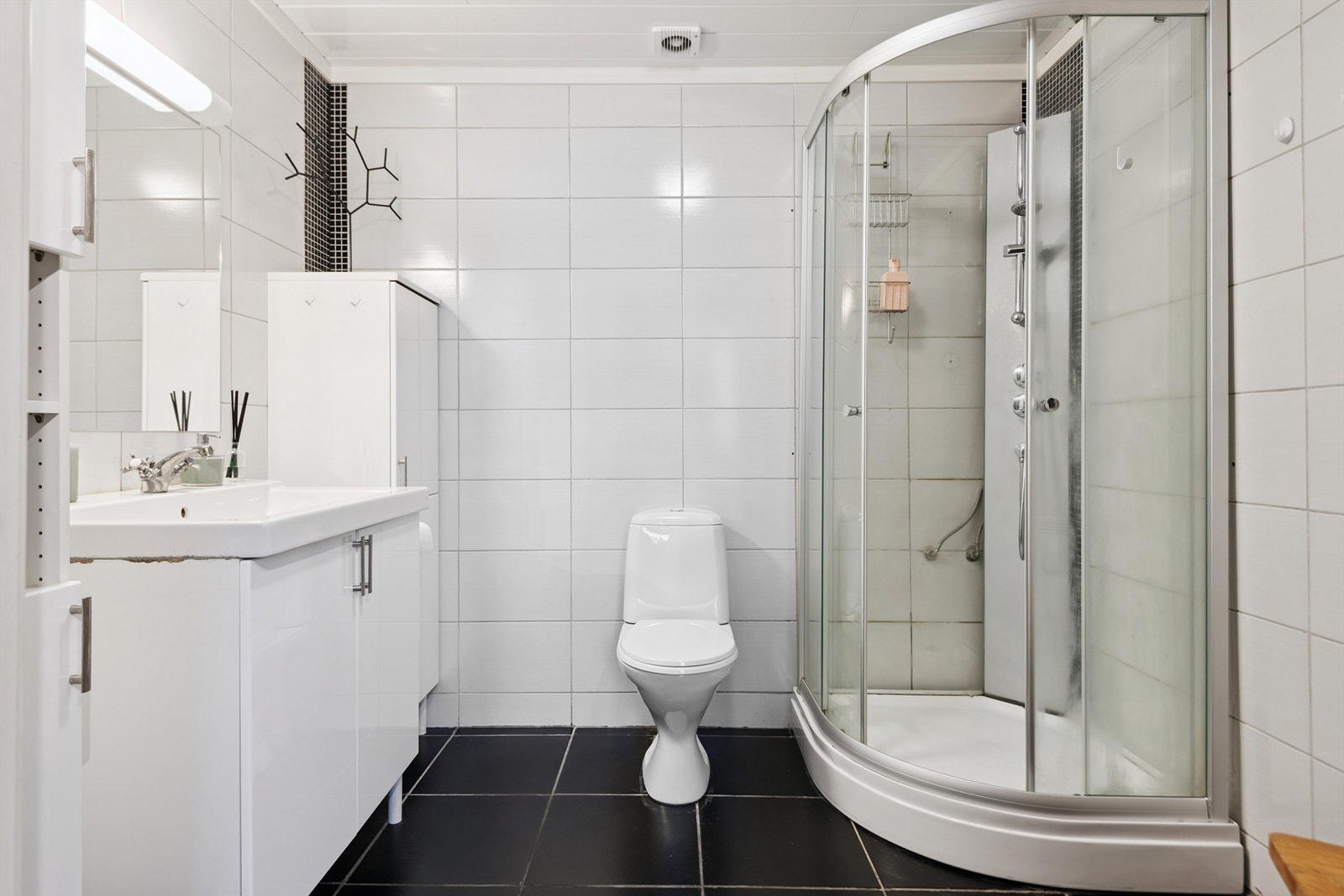 Rommet er utstyrt med gulvmontert WC, dusjkabinett og mekanisk avtrekk for god ventilasjon. Galleribilde