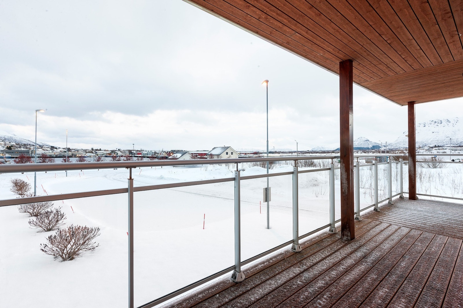 Ute på verandaen kan man nyte de gode sol- og utsiktsforholdene Galleribilde
