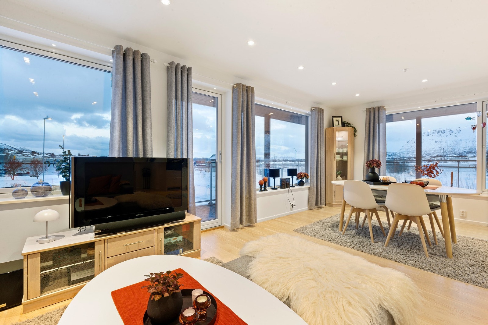 Fra stue er det direkte utgang til en stor veranda Galleribilde