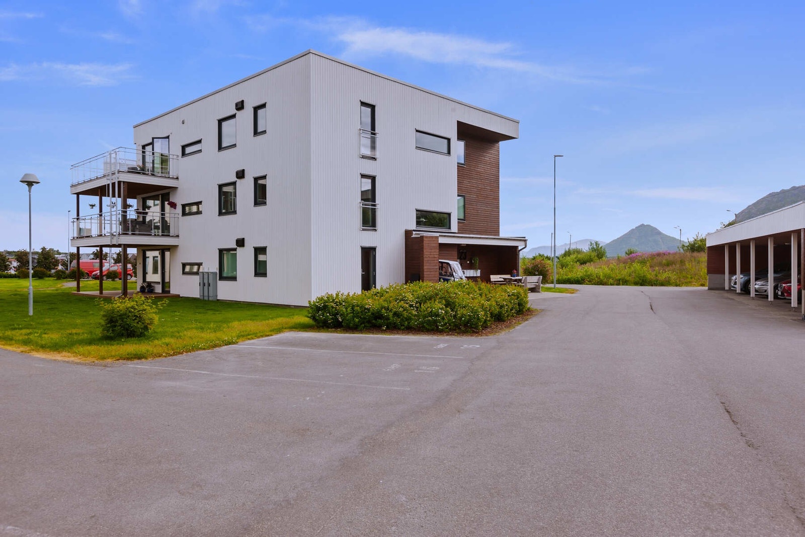 Det er flere parkeringsplasser for gjesteparkering Galleribilde