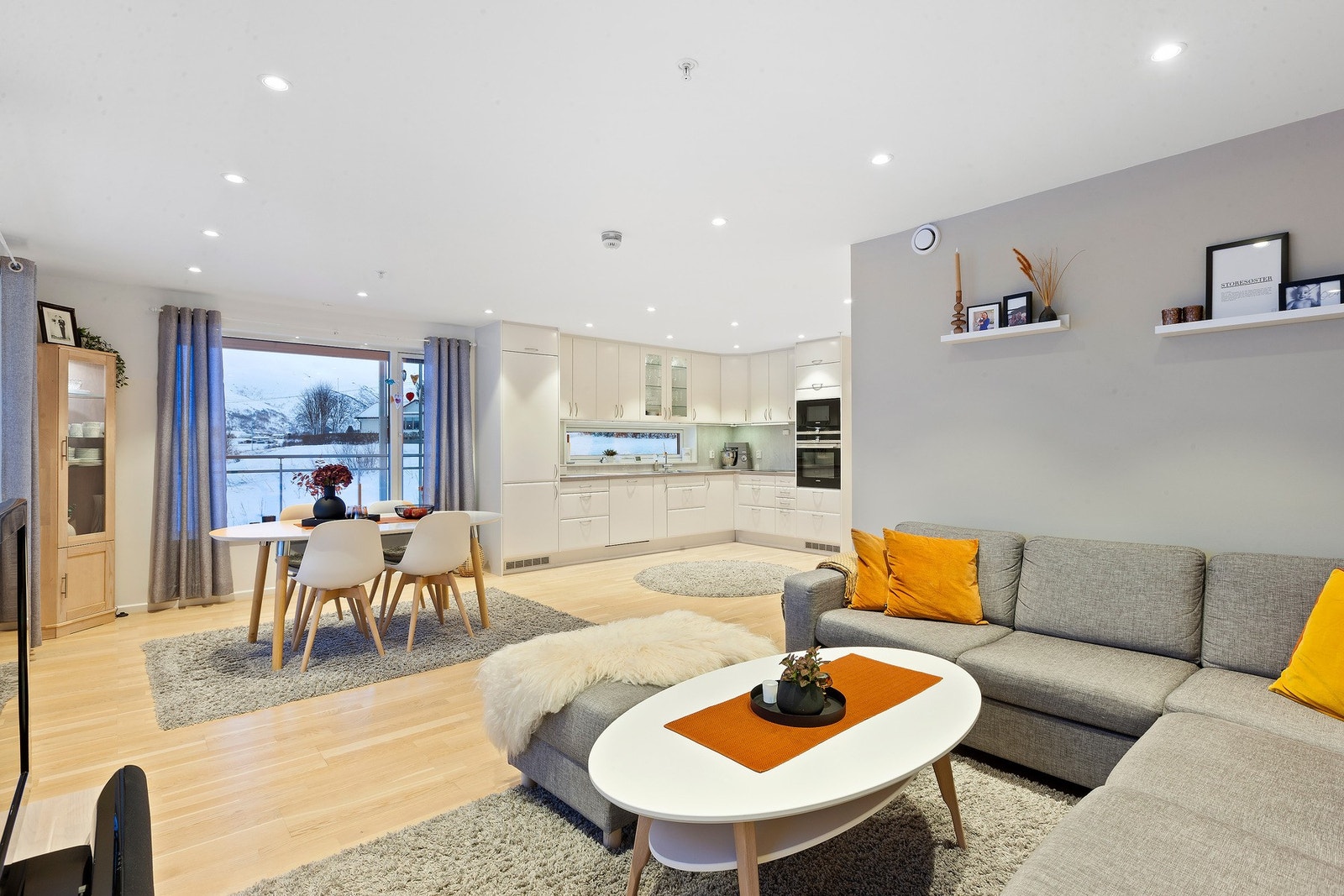 Stuen har gode møbleringsmuligheter Galleribilde