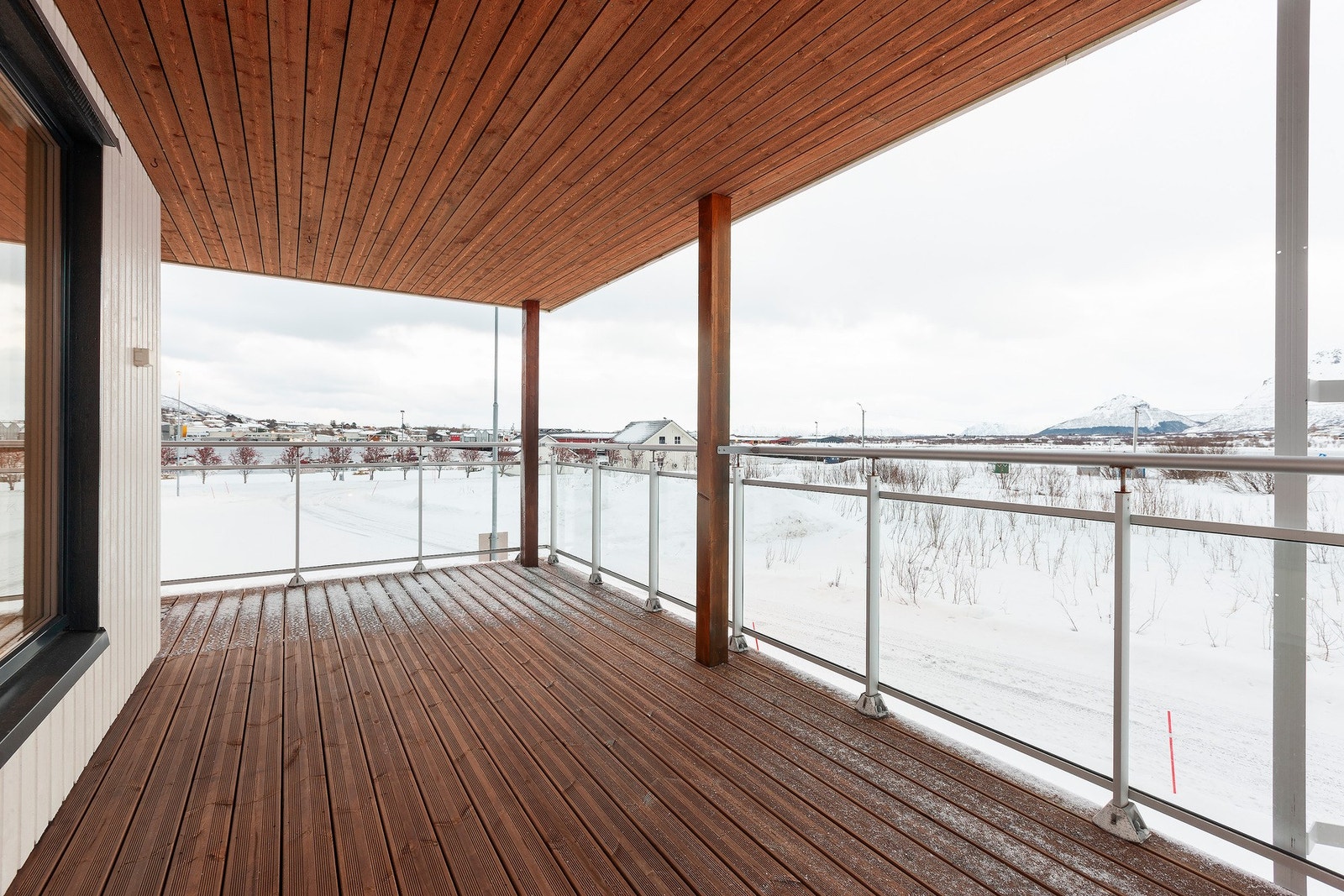 Stor og luftig veranda med fin utsikt Galleribilde