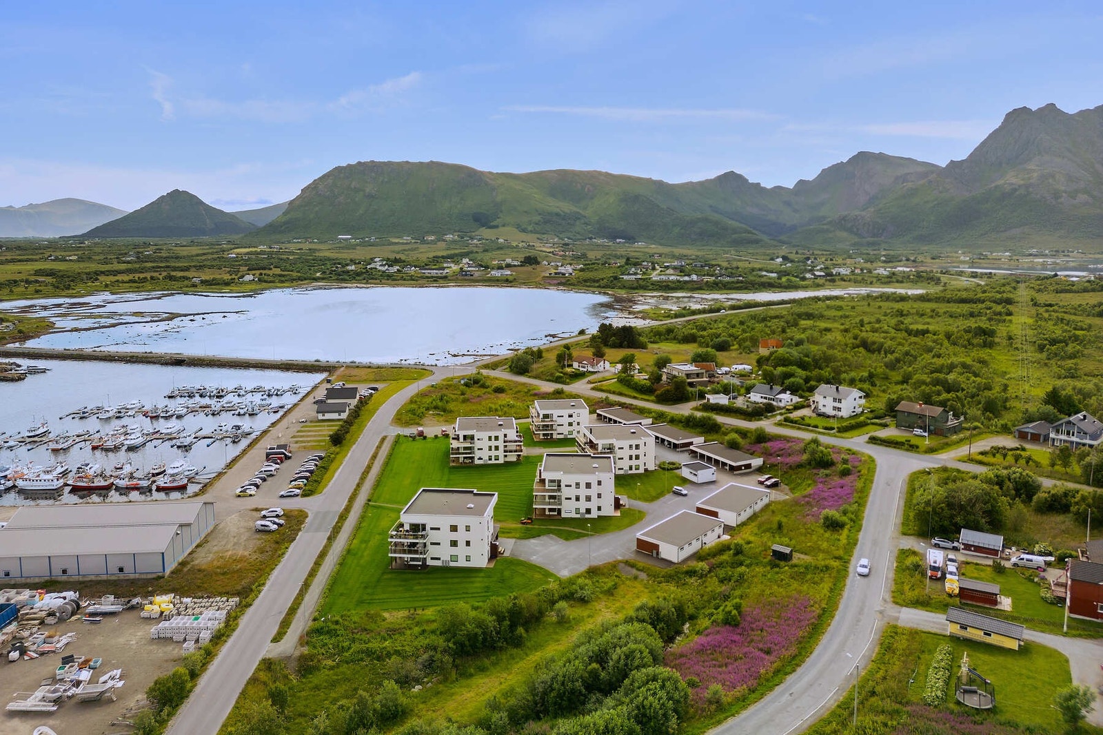 Det er god parkeringsplass til gjester Galleribilde