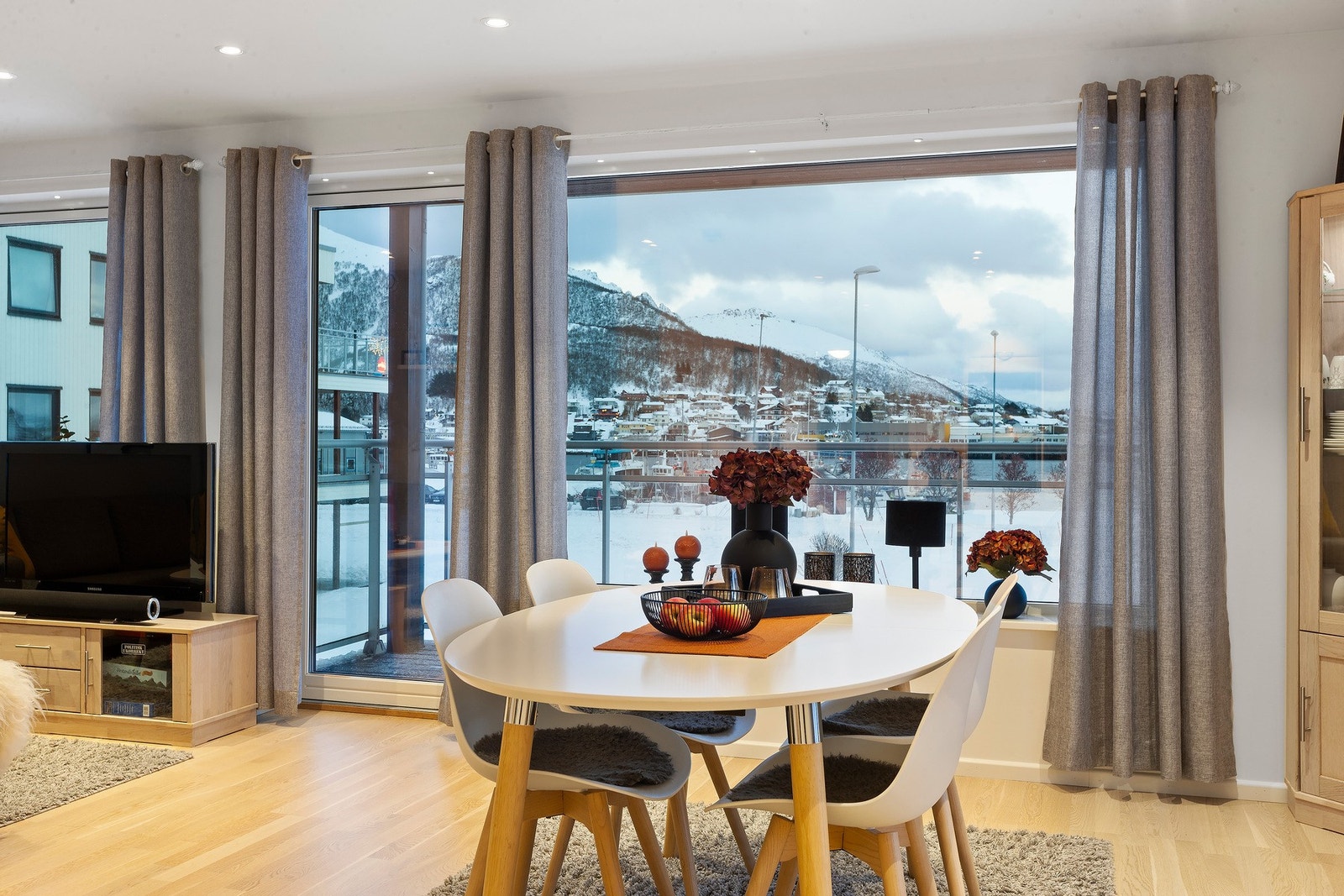 Stuen er lys og luftig med store vindusflater Galleribilde