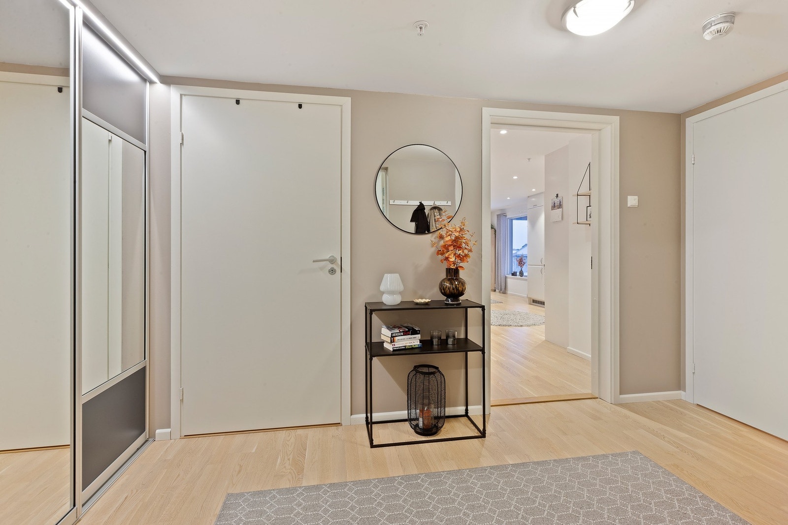 Entré med skyvedørsgarderobe Galleribilde