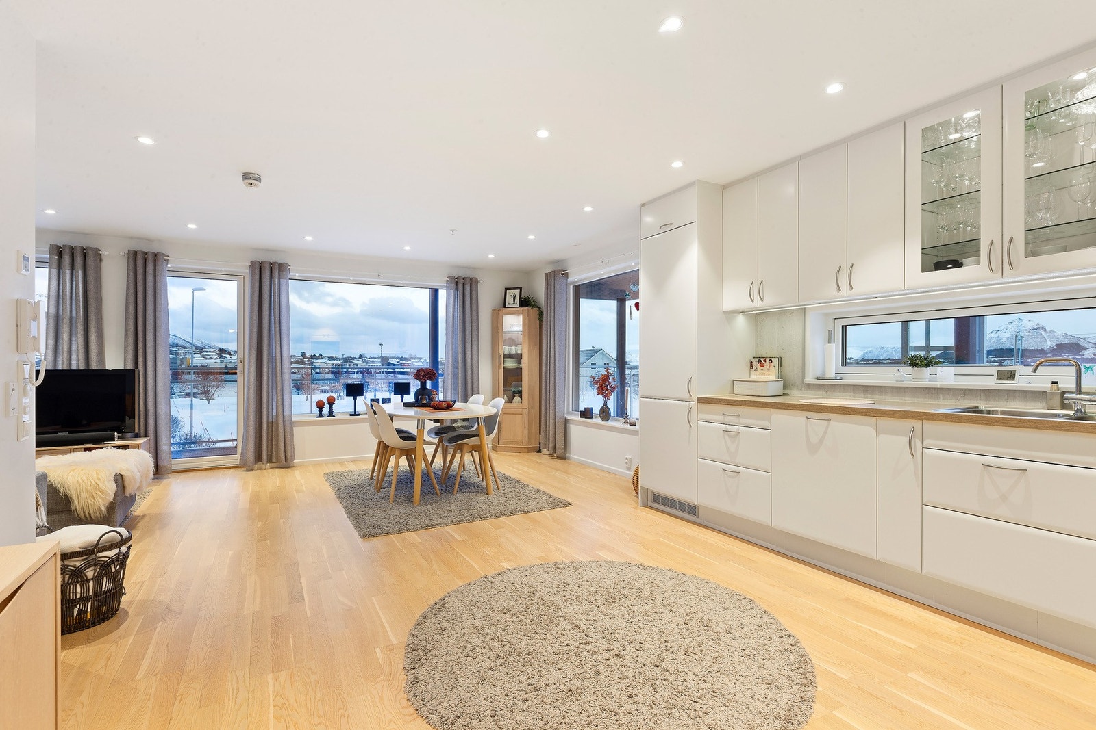 Her kan man underholde gjester samtidig som man gjør klar maten Galleribilde