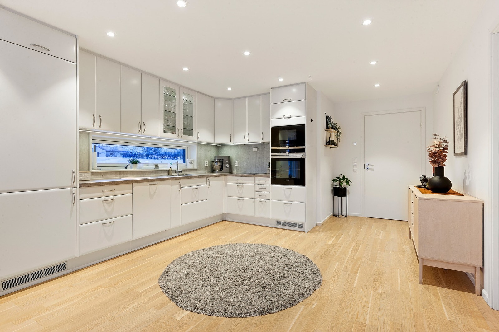 Morderne kjøkkeninnredning med integrerte hvitevarer Galleribilde