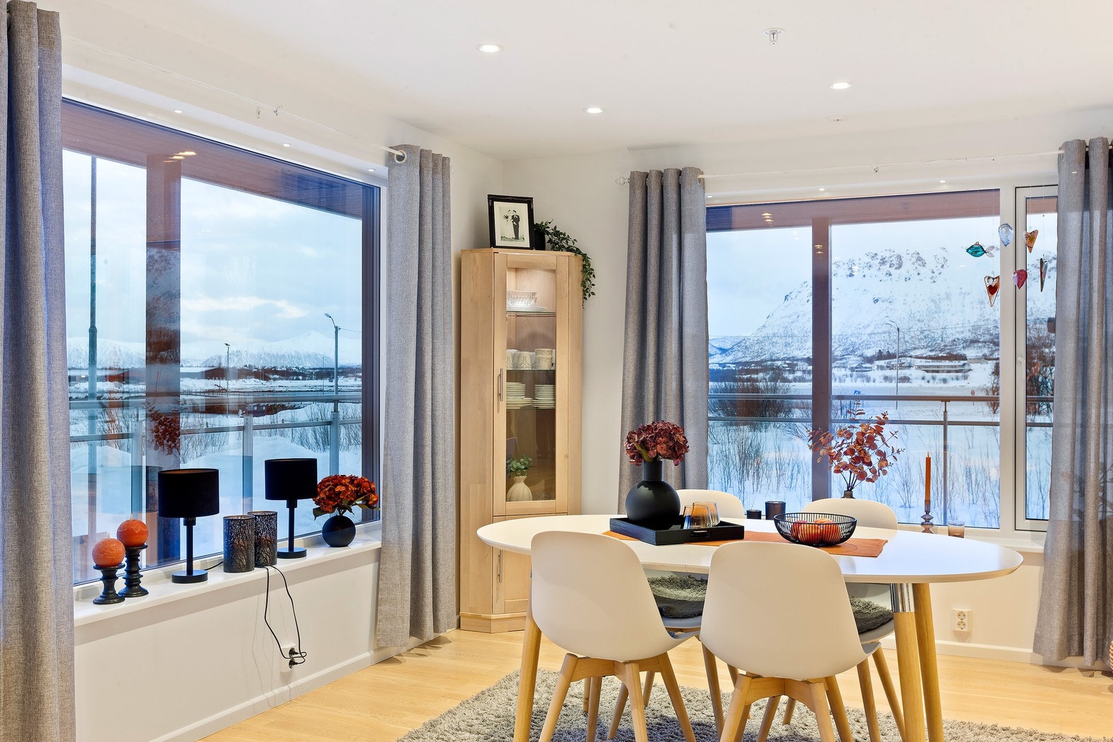 Fra stue og kjøkken har man nydelig utsikt til Myre havn og Myre sentrum Galleribilde