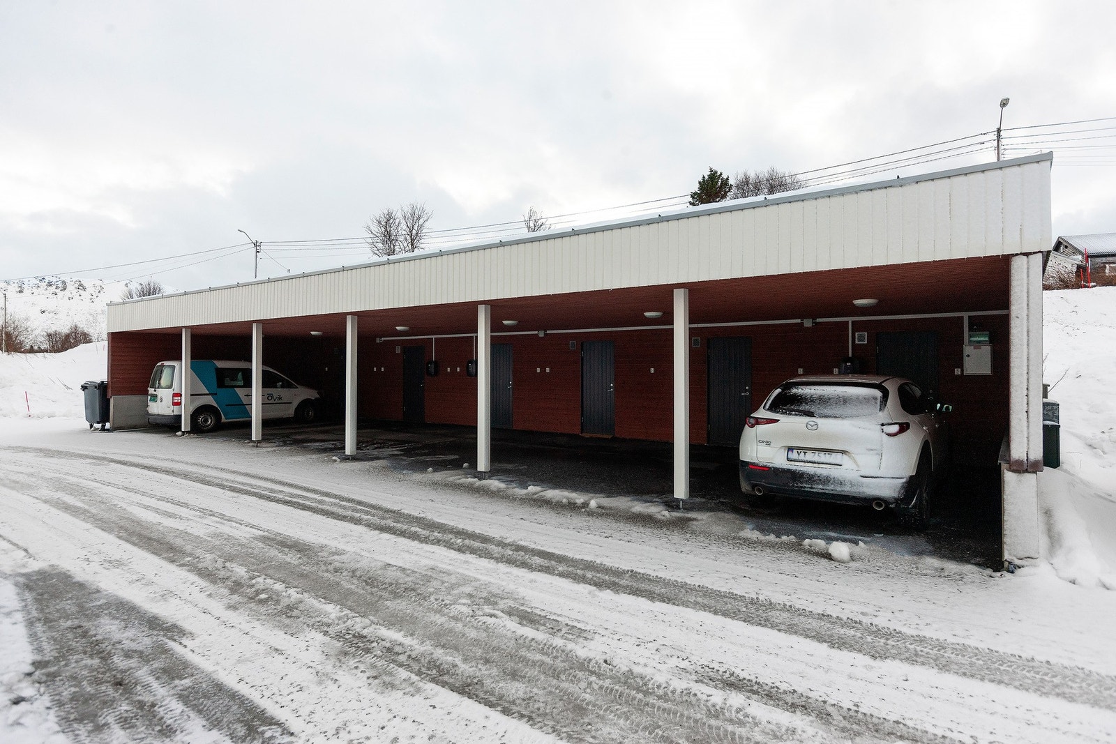 Til leiligheten følger det også med carport med bod i bakkant Galleribilde