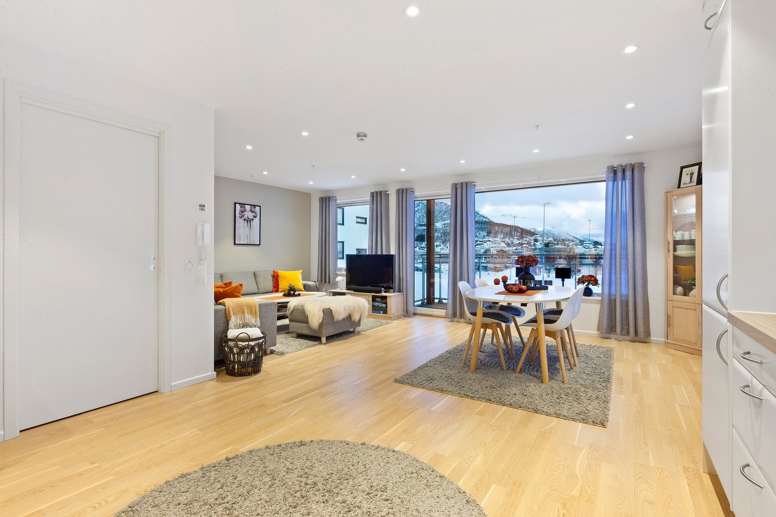 Stuen og kjøkkenet ligger i en åpen løsning Galleribilde