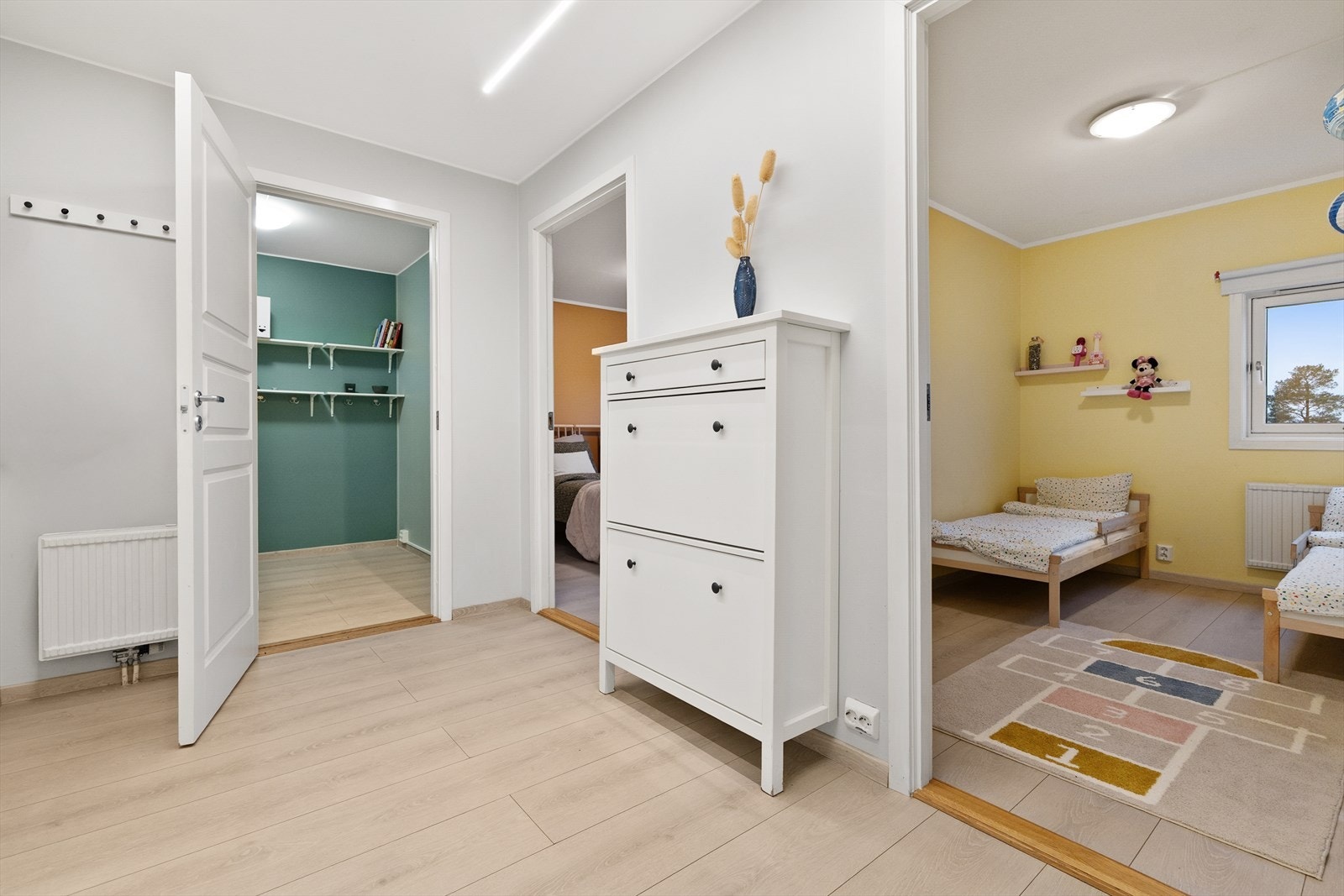 Lys gang, med mulighet for oppbevaring av yttertøy. Galleribilde