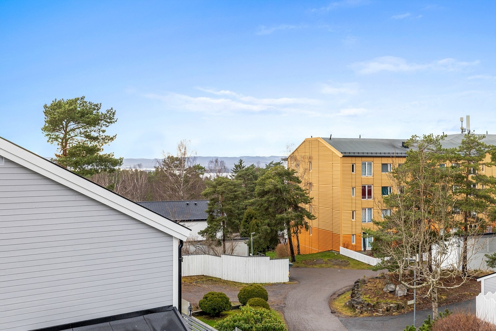 Utsikt ned mot havet fra balkongen. Galleribilde