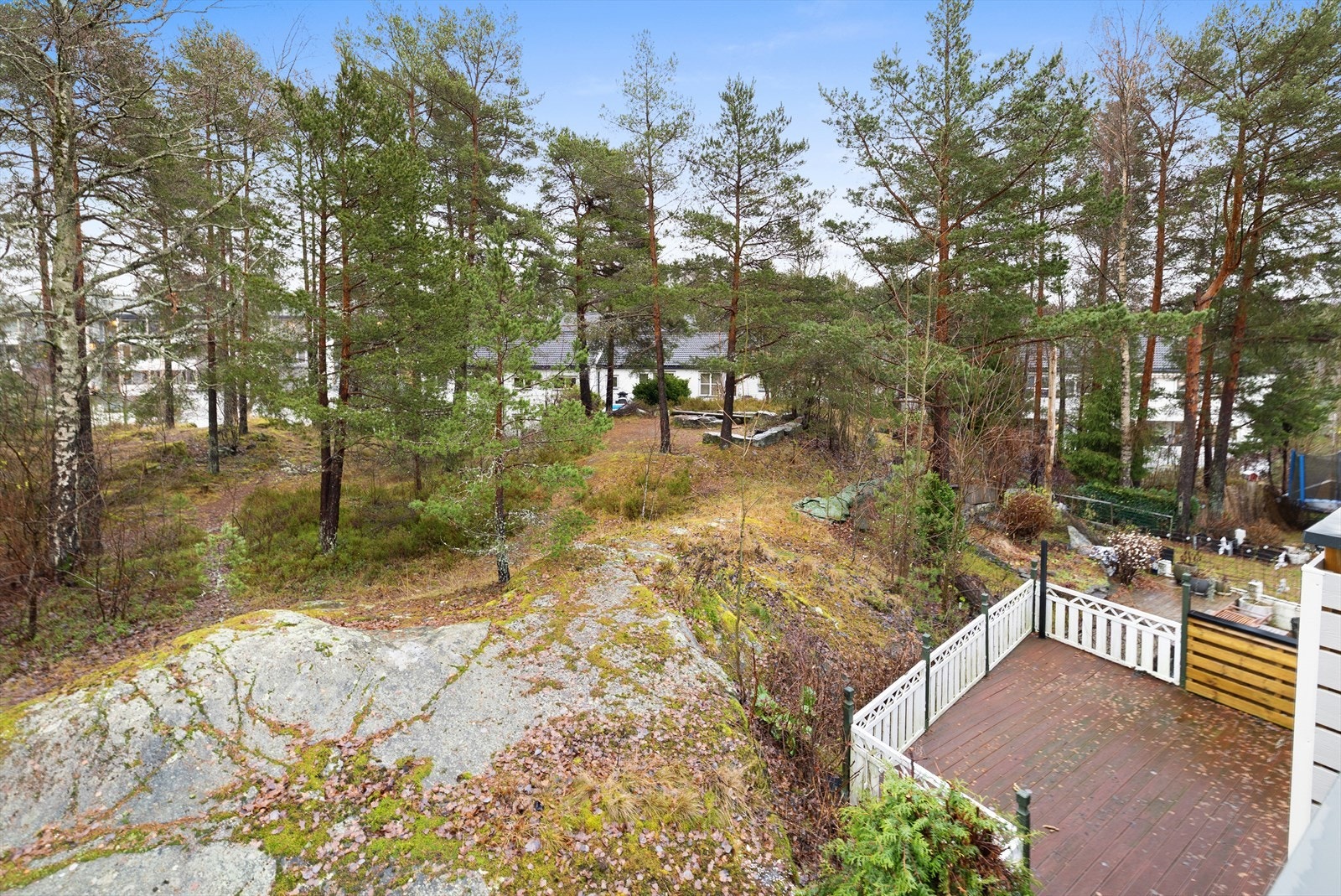 Hyggelig uteplass rett utenfor leiligheten. Galleribilde