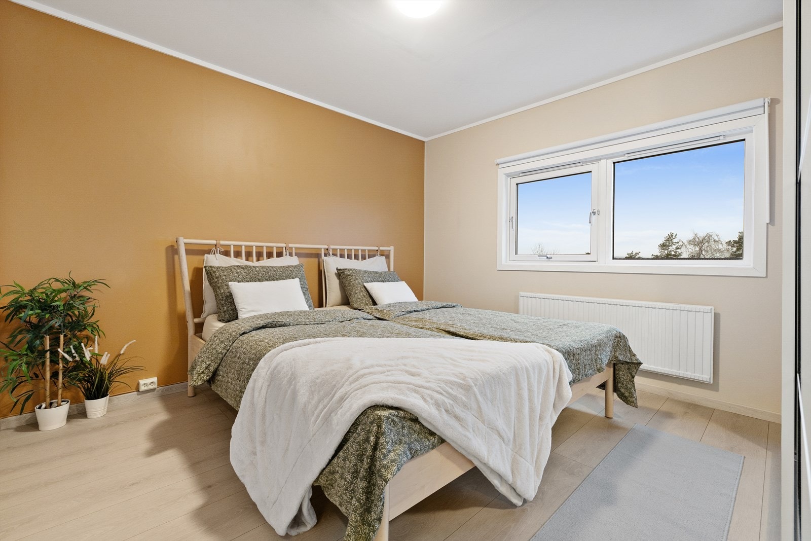 Hovedsoverommet har god plass til dobbeltseng og tilhørende nattbord. Galleribilde