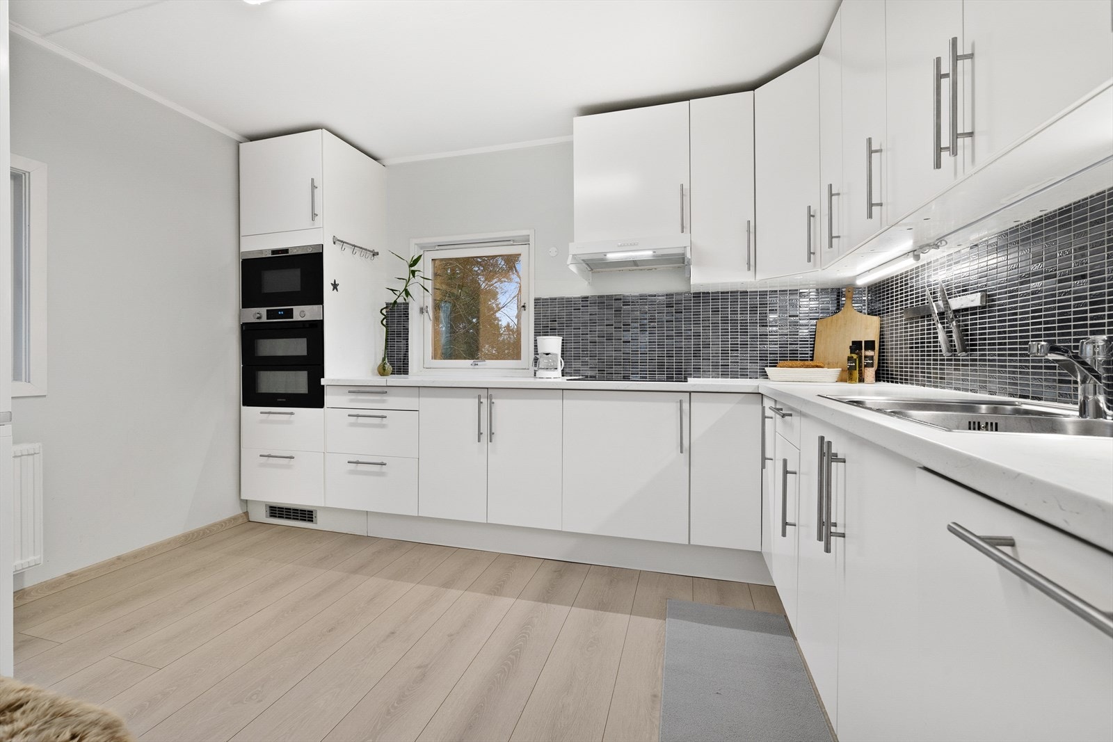 Grønn utsikt fra kjøkkenvindu. Galleribilde