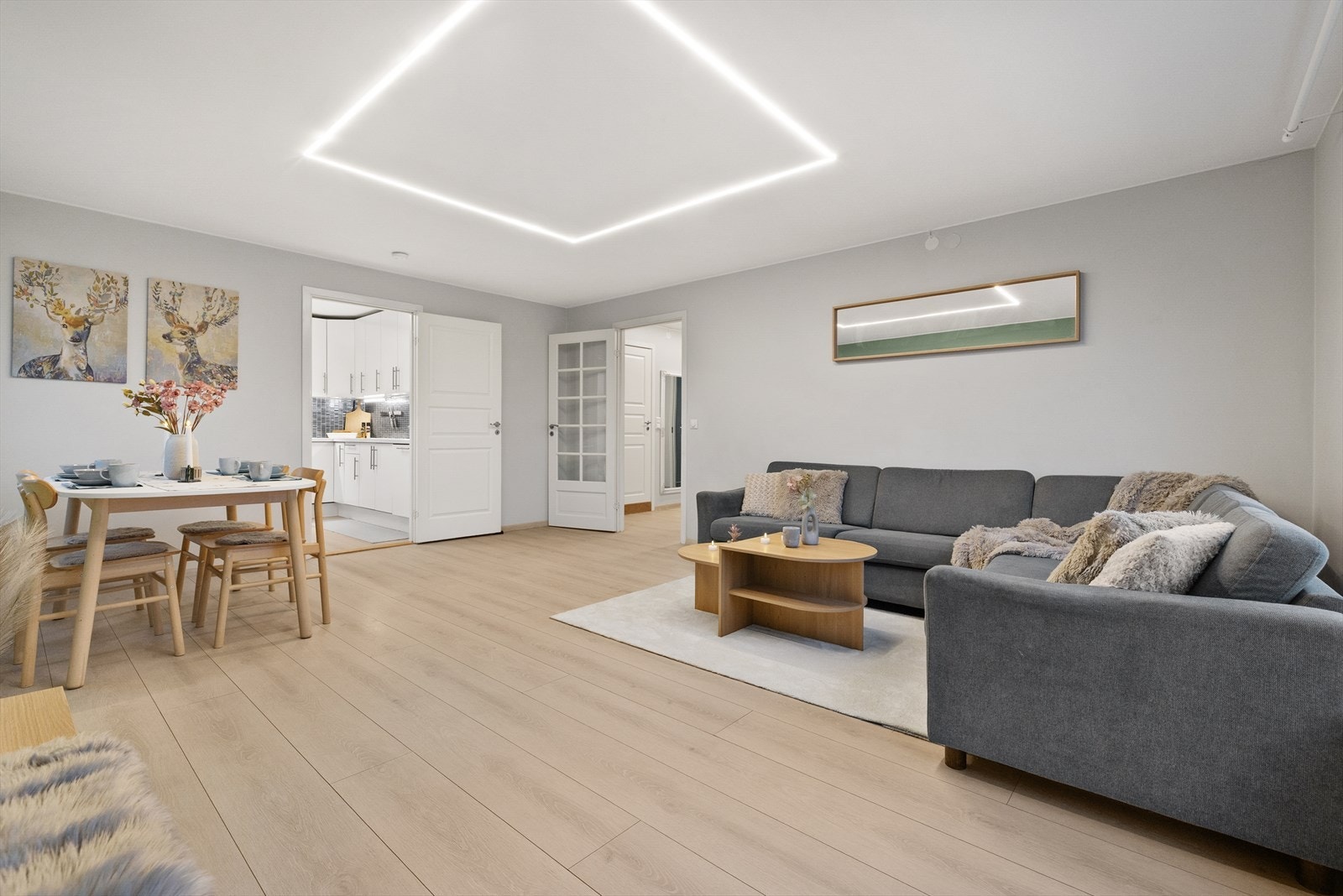 Stor og lys stue, med adkomst til kjøkken og gang. Galleribilde