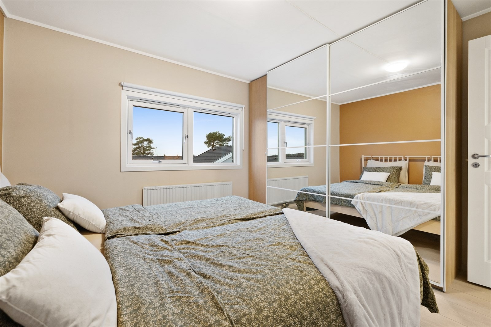 Rommet er av god størrelse, med rikelig oppbevaringsplass i en stor skyvedørsgarderobe. Galleribilde