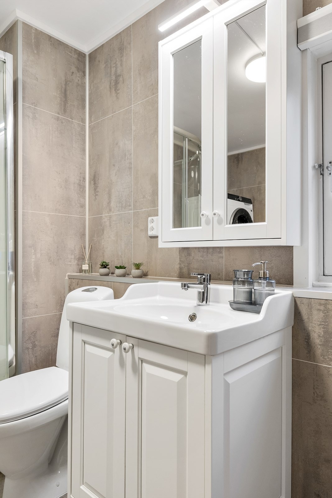 Ny delikat baderomsinnredning. Galleribilde