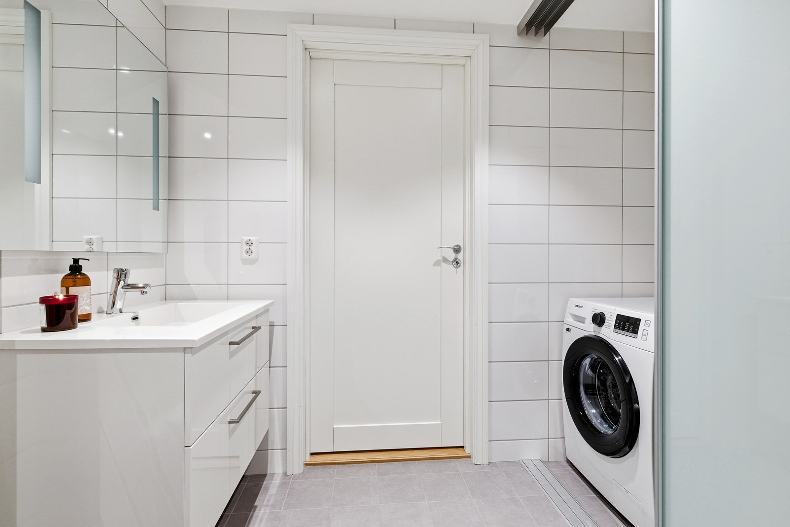 I en praktisk nisje er det opplegg for vaskemaskin og plass til tekniske installasjoner. Galleribilde