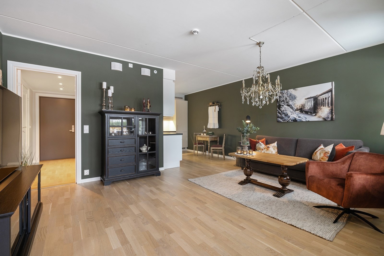 Stuen er romslig og har en sjenerøs takhøyde på 2,58 meter, som gir en luftig atmosfære. Galleribilde