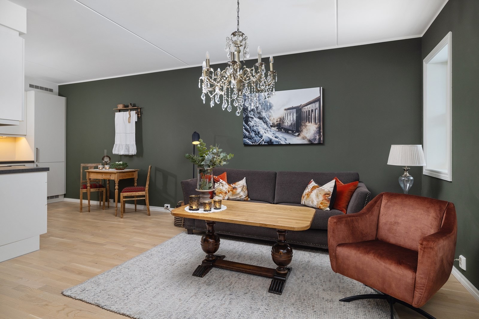 Rommet har god plass til både sofagruppe og en spiseplass i tilknytning til kjøkkenet. Galleribilde