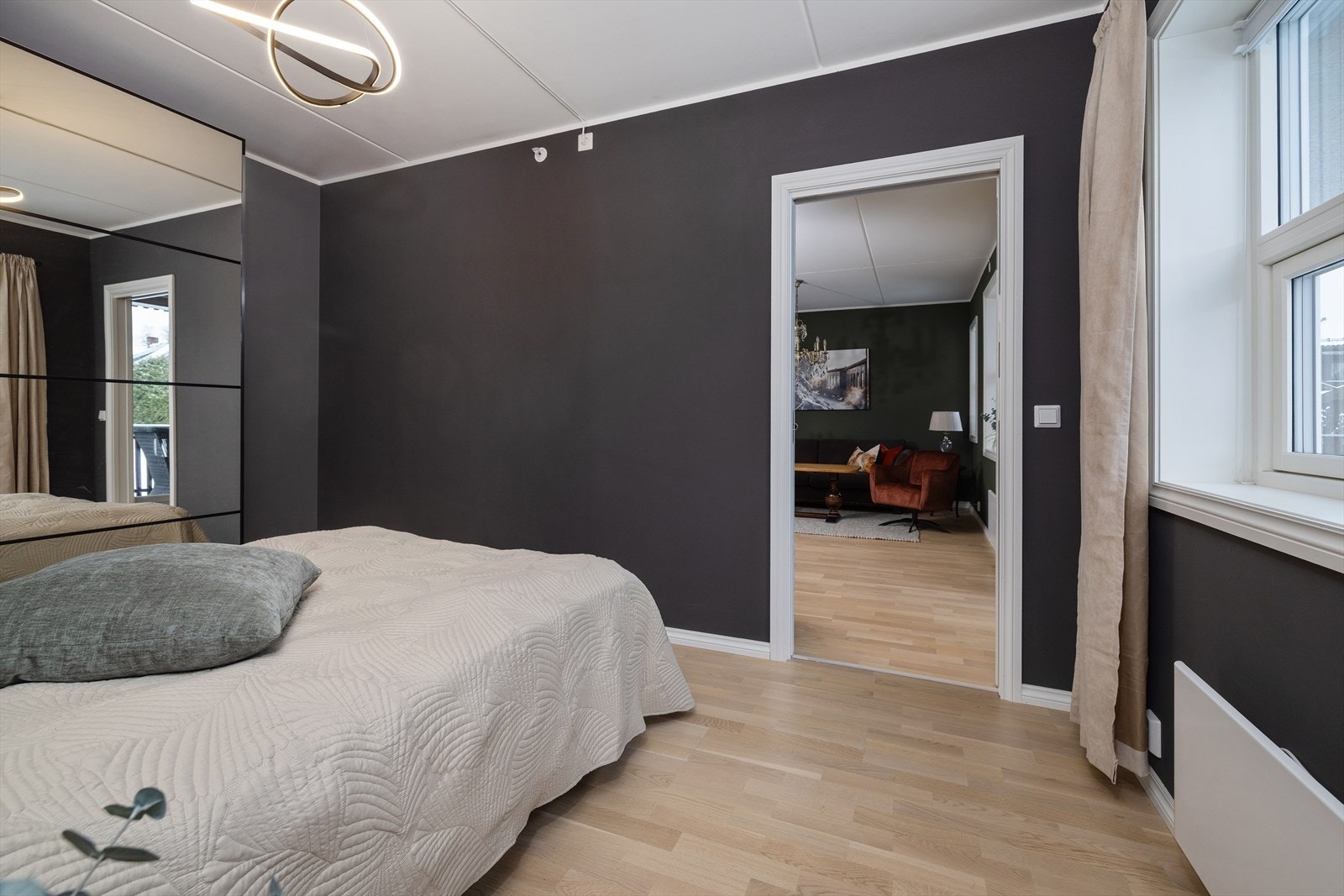 Soverommet er adskilt fra stuen med en plassbesparende skyvedør. Galleribilde