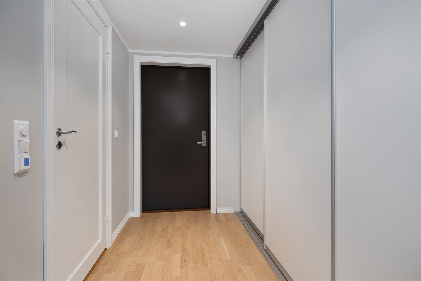 En stor skyvedørsgarderobe i entréen gir rikelig med oppbevaringsplass. Galleribilde