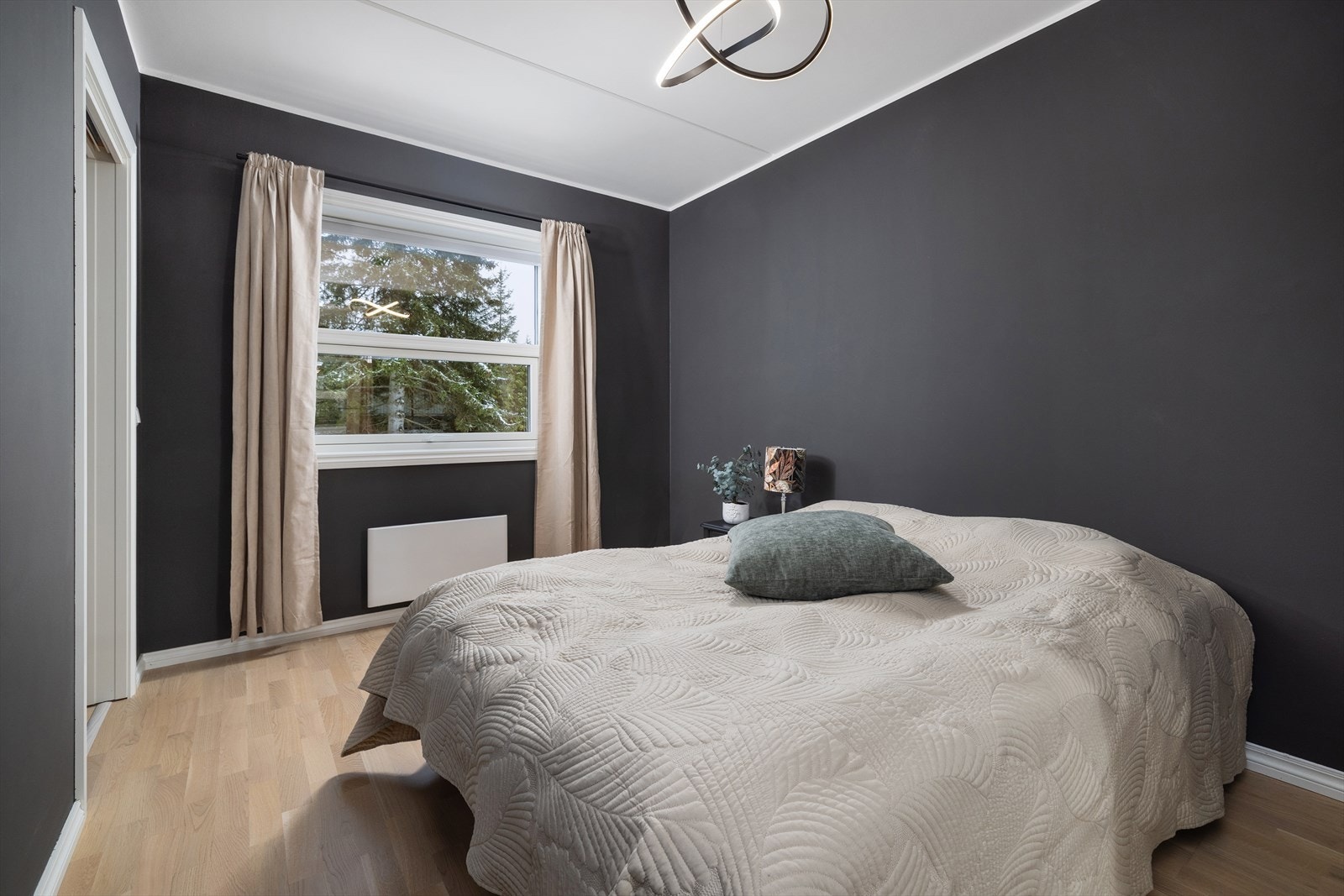 Rommet er av god størrelse med plass til dobbeltseng og nattbord. Galleribilde