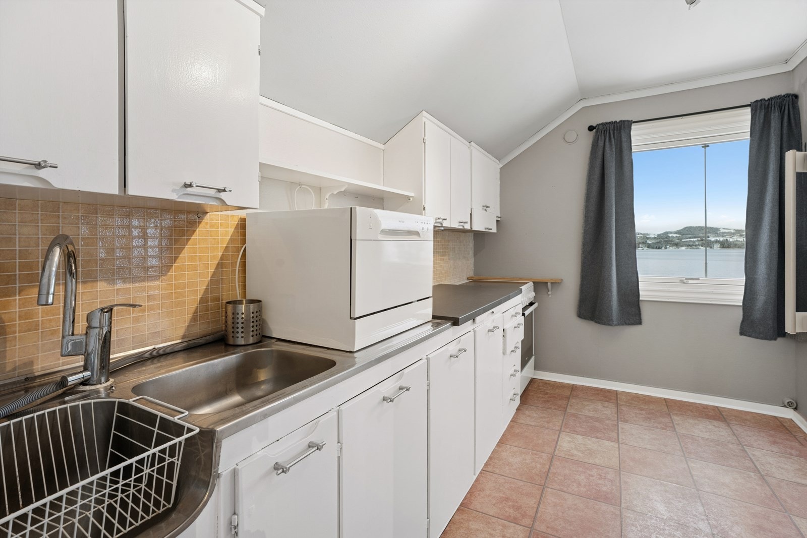 Kjøkken i 2. etasje. Innredning i heltre. Galleribilde