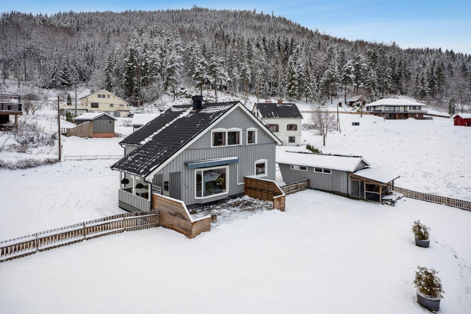 Stor eiendom med fin hage og platting/terrasse. Galleribilde