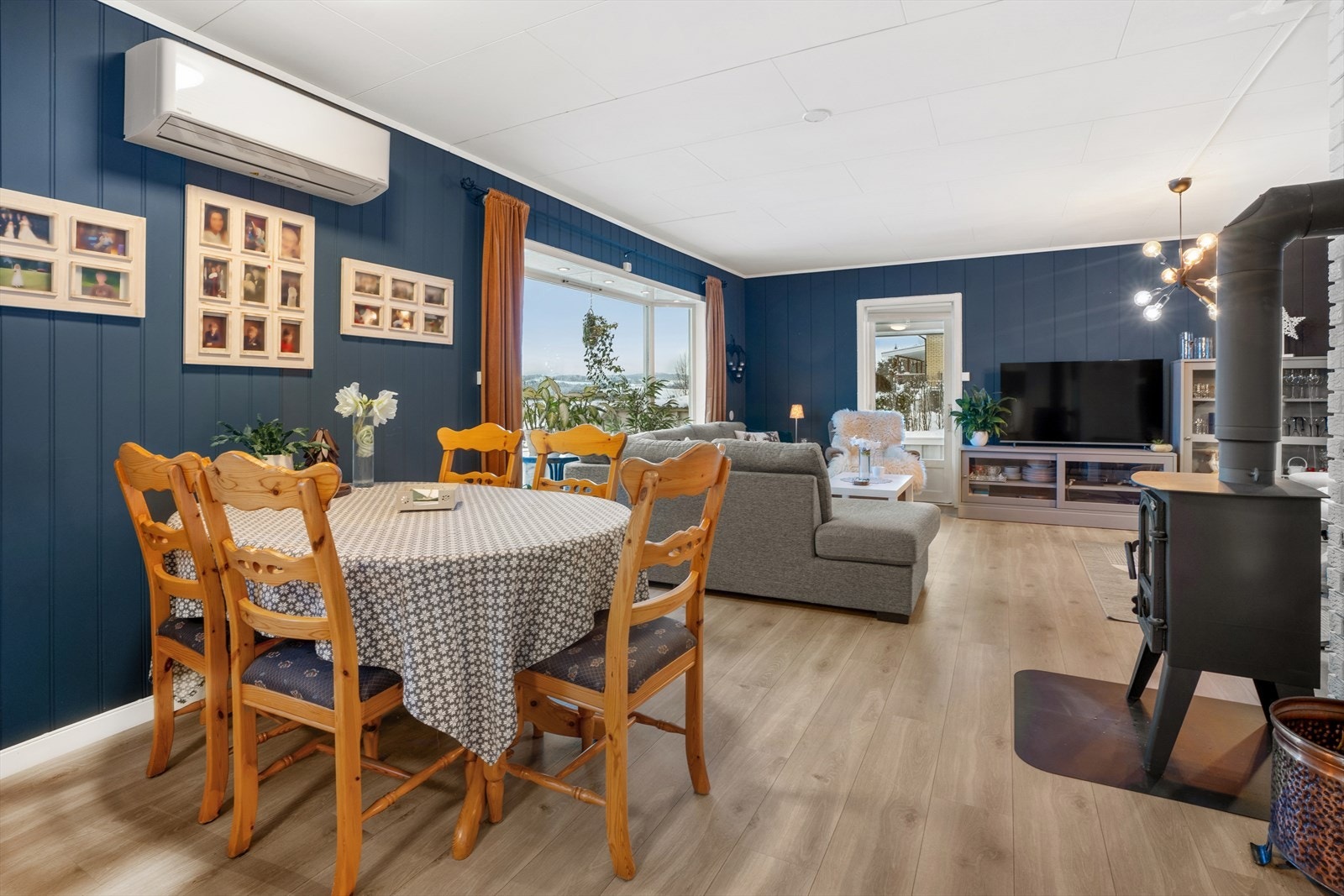 1. etasje med oppvarming gjennom peisovn og varmepumpe. Galleribilde