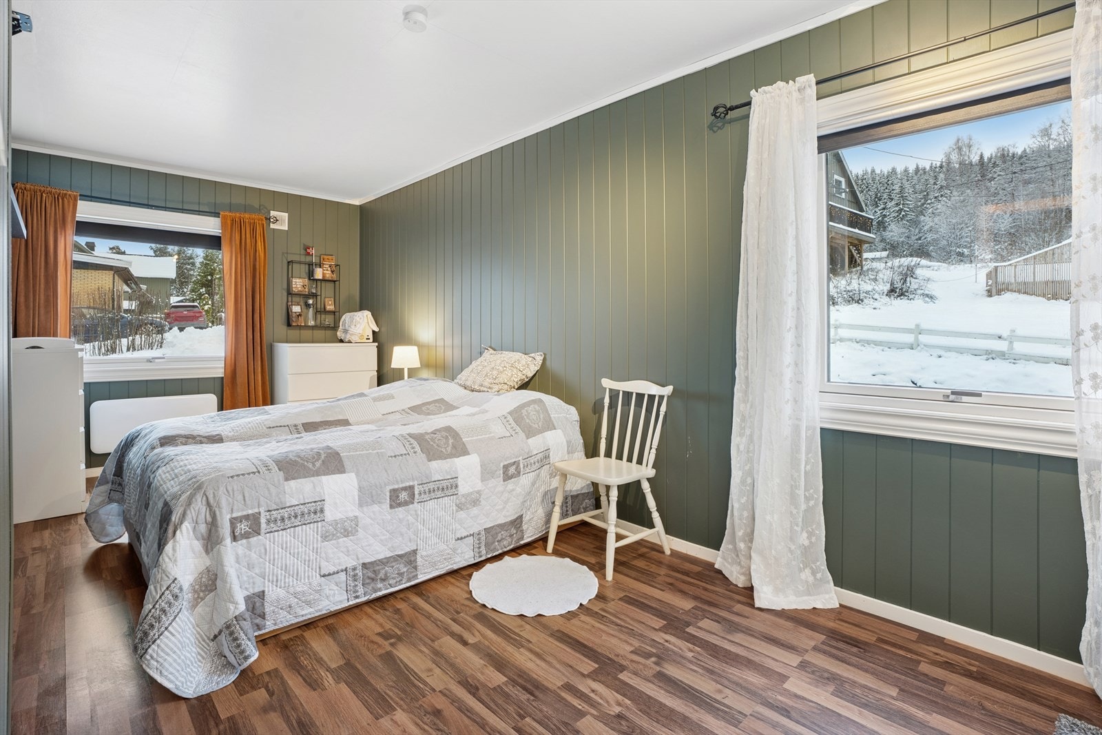 Romslig soverom i 1. etasje. Galleribilde