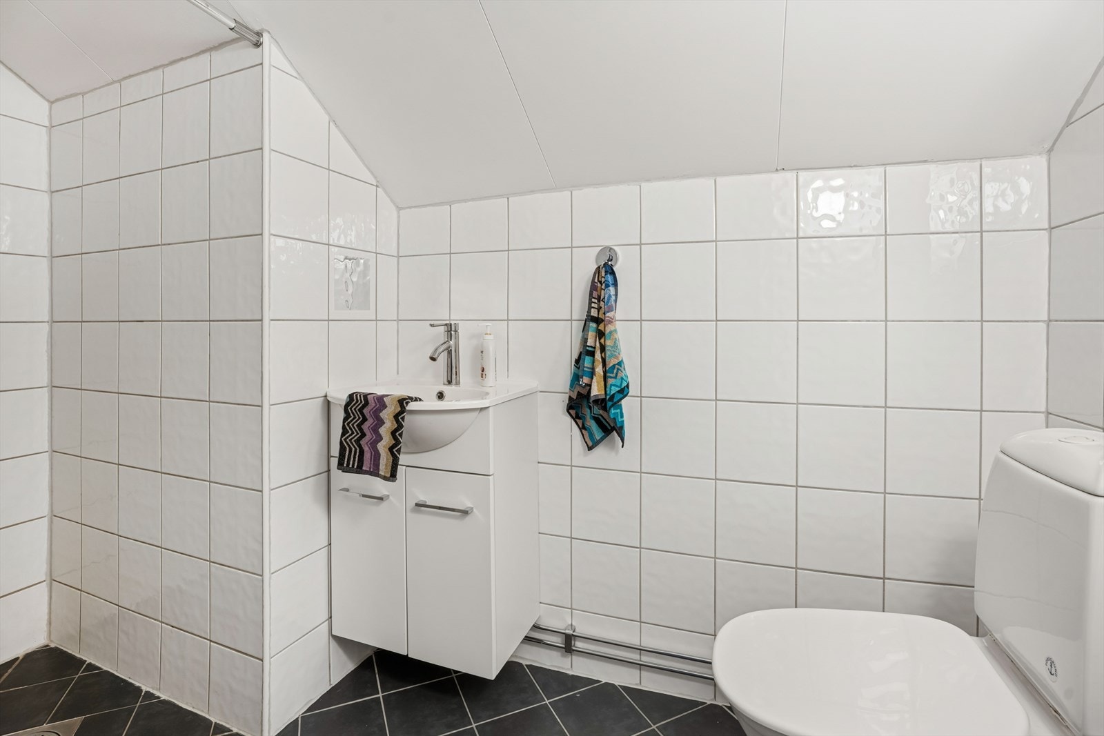 Baderom i 2. etasje med dusjnisje, toalett og servant. Galleribilde