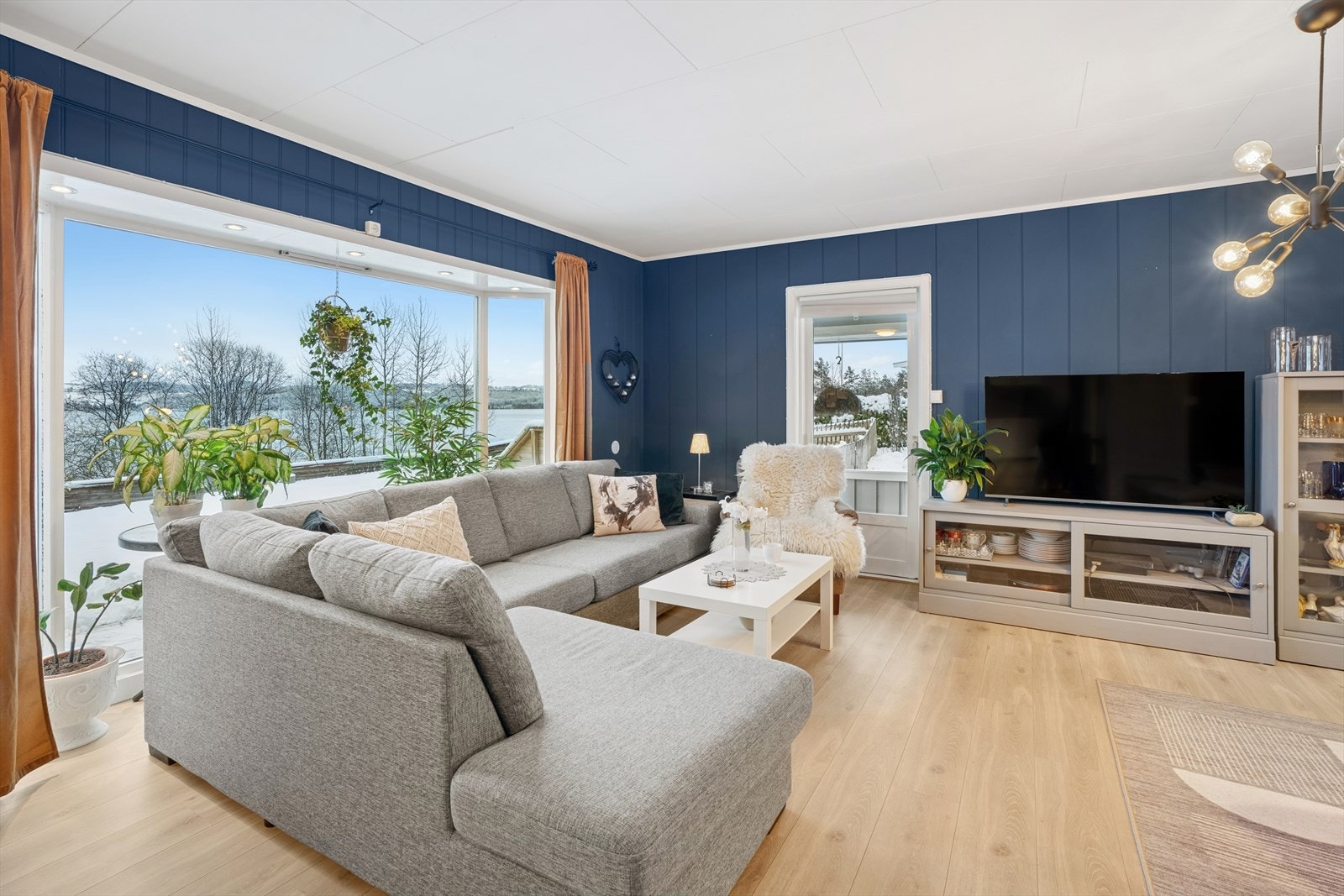 Stuen fremstår som lys og romslig. Galleribilde