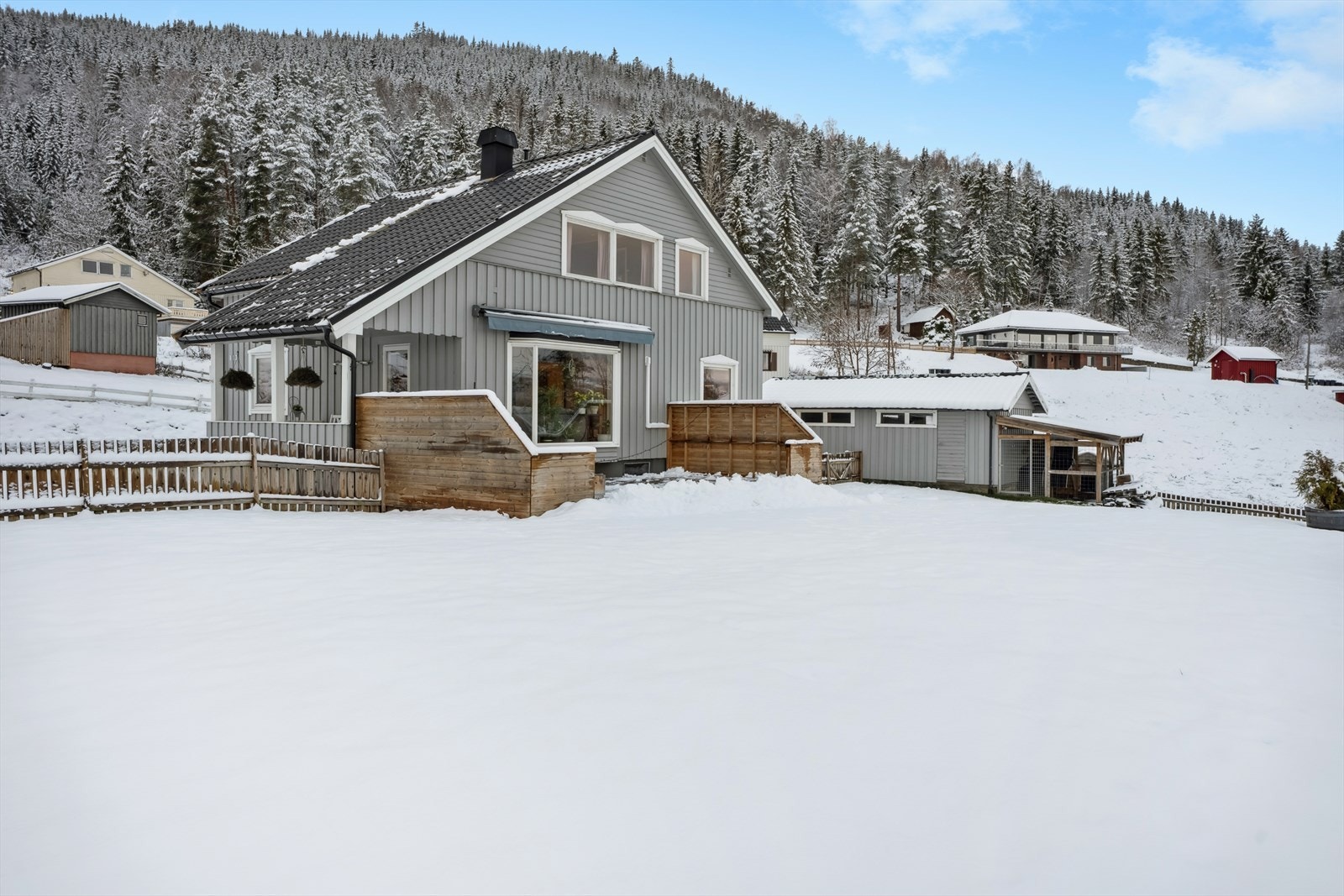 Romslig hage opparbeidet med plen. Galleribilde