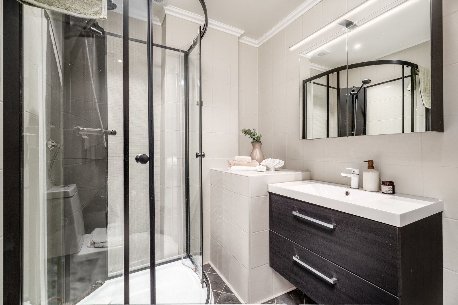 Baderommet har et flott og moderne uttrykk. Galleribilde