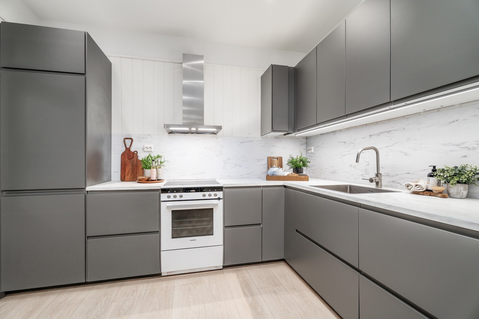 Moderne kjøkkeninnredning fra IKEA, nytt i 2024. Her får du godt med både skap- og arbeidsplass på benk. Galleribilde