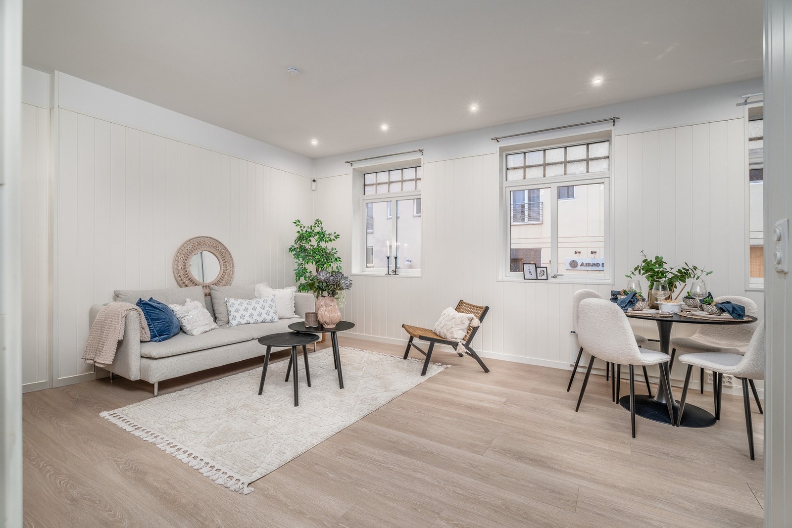 Stuen er romslig med flere møbleringsmuligheter etter smak og behag. Legg merke til takhøyden i rommet. Galleribilde