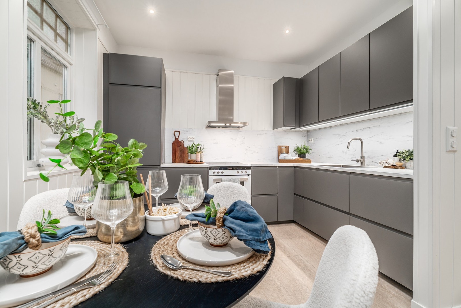 Stue og kjøkken er i en sosial, åpen løsning - med plass til spisebord imellom. Galleribilde