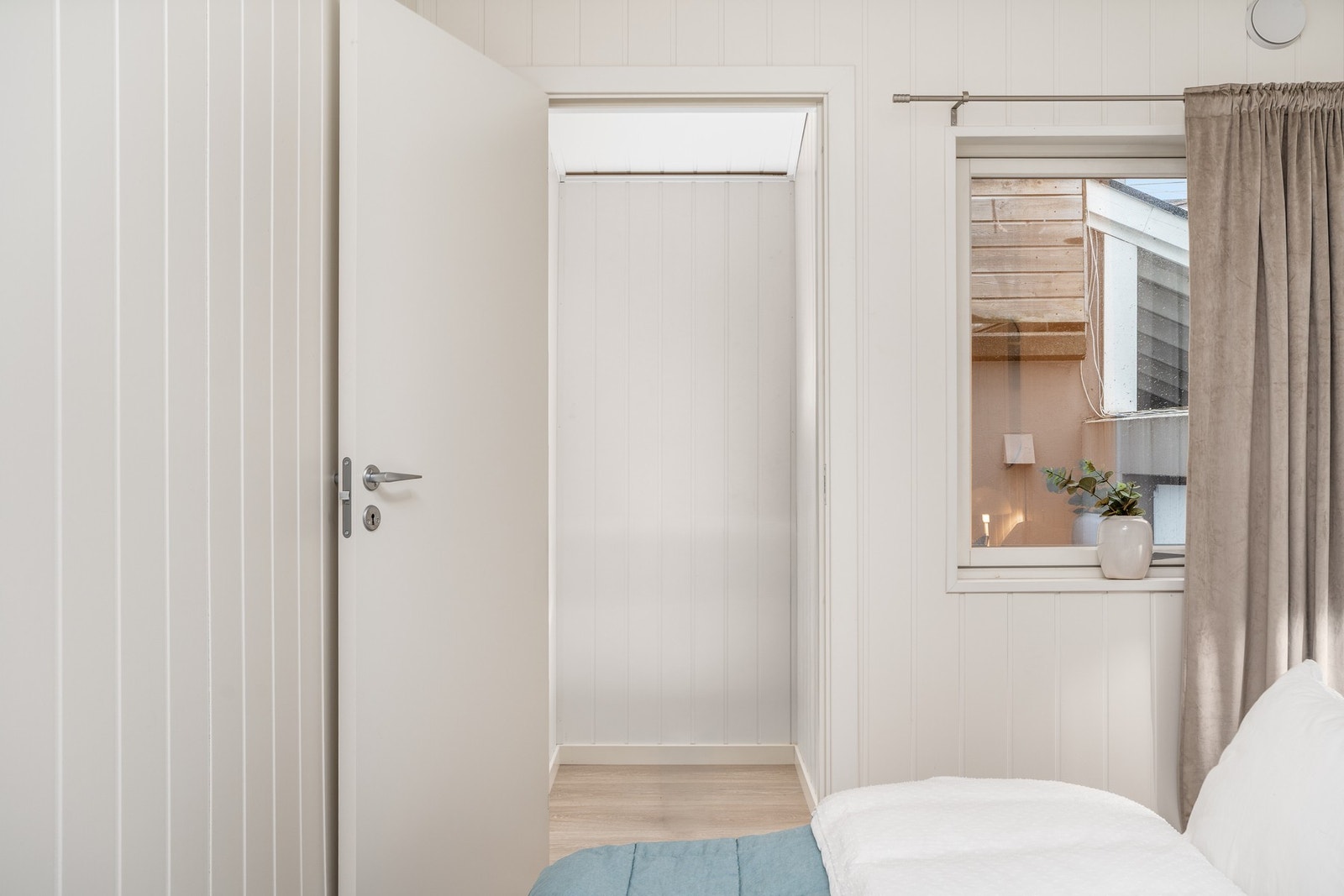 Soverommet inneholder i tillegg et kott. Galleribilde