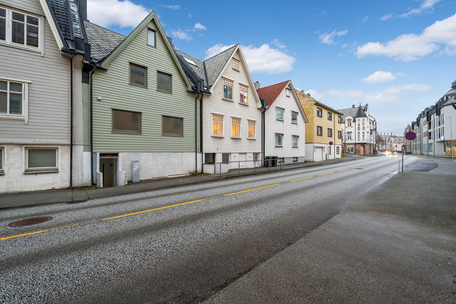 Boligen ligger svært sentralt til på Aspøya, med bl.a. dagligvarebutikk i umiddelbar nærhet. Galleribilde