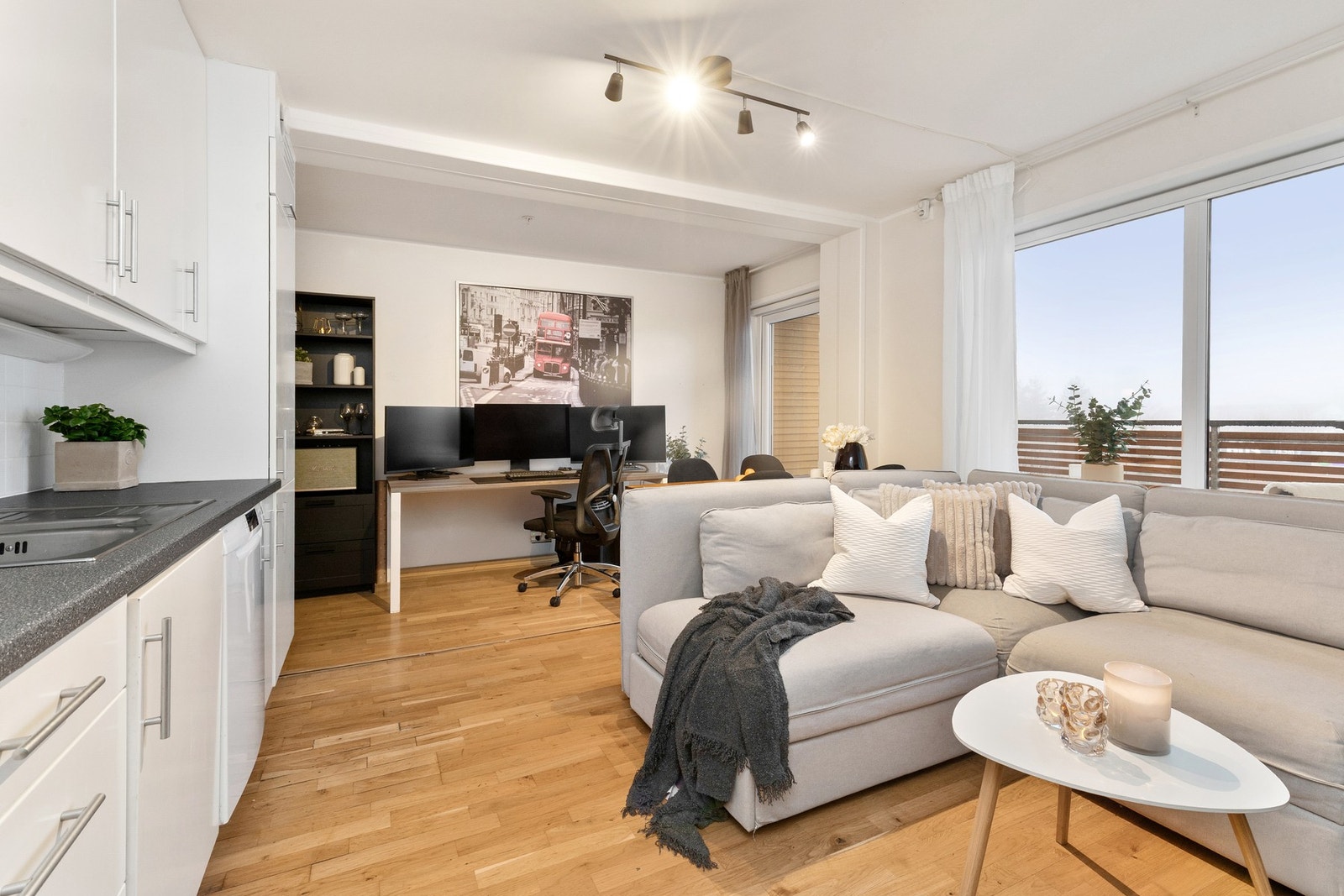 Stuens gode utforming gjør det enkelt å møblere etter eget ønske. Galleribilde