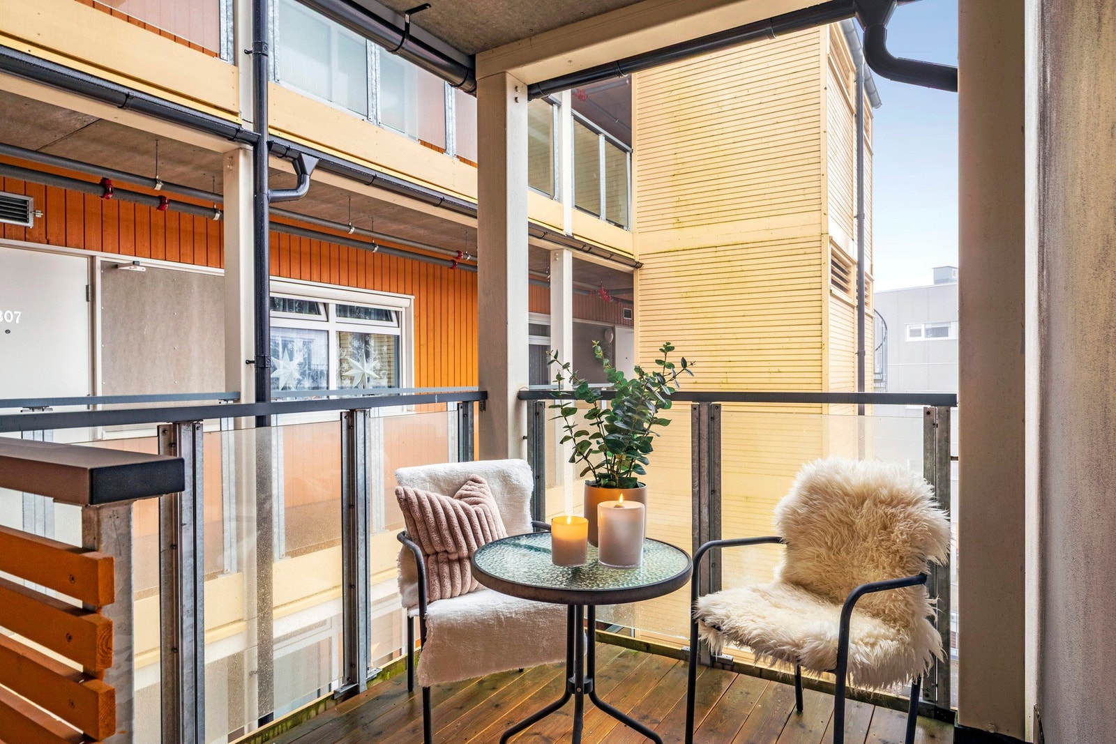 Ved inngangspartiet er det en privat uteplass som kan benyttes. Galleribilde