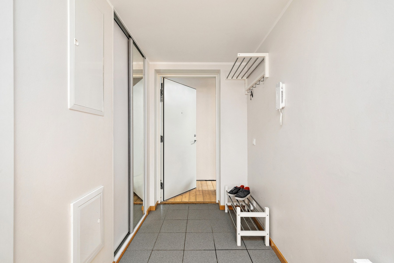 Lys og romslig entré med praktisk garderobeskap som gir godt med oppbevaringsplass til yttertøy. Galleribilde