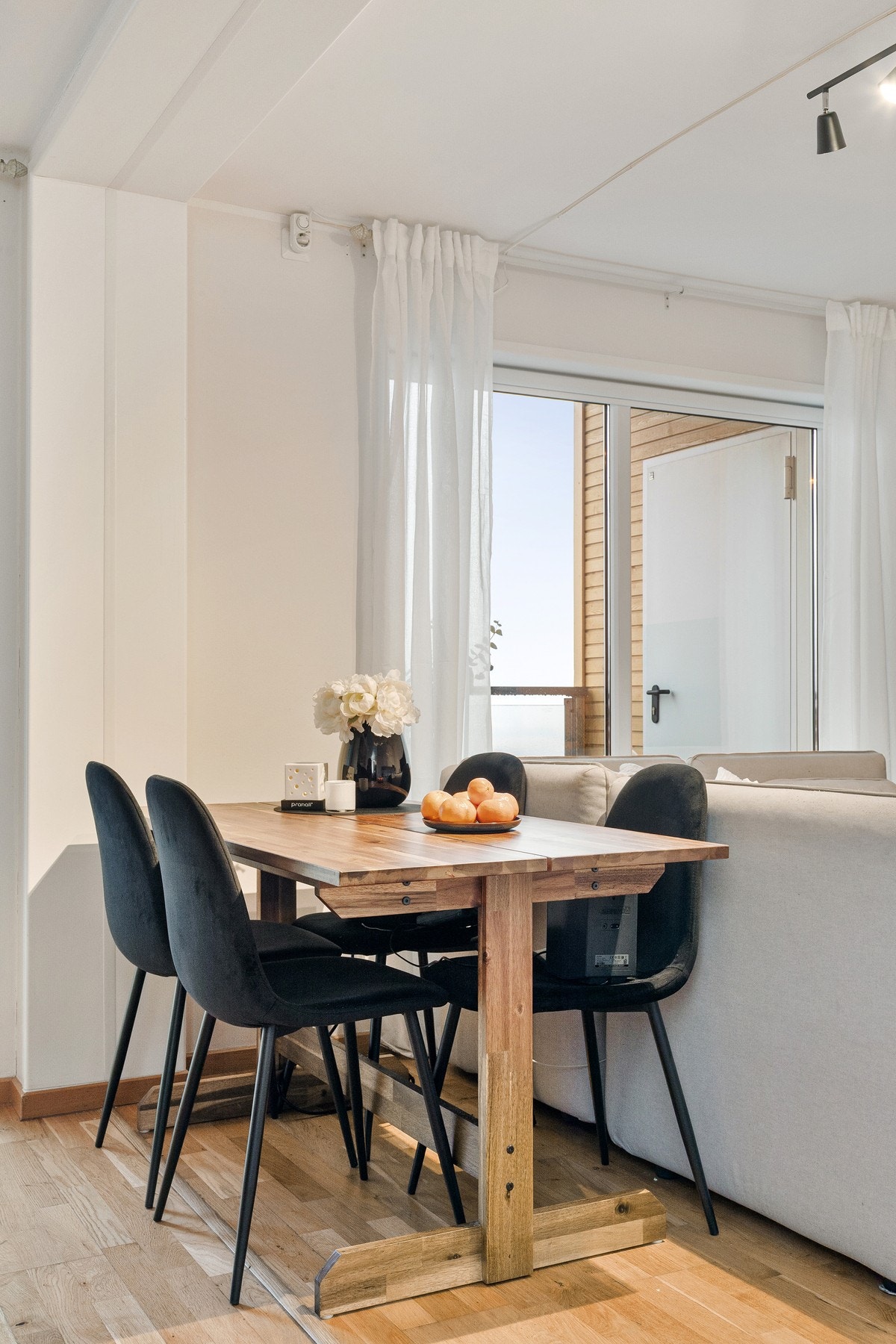 Hyggelig spisested med plass til gode måltider og lange samtaler. Galleribilde