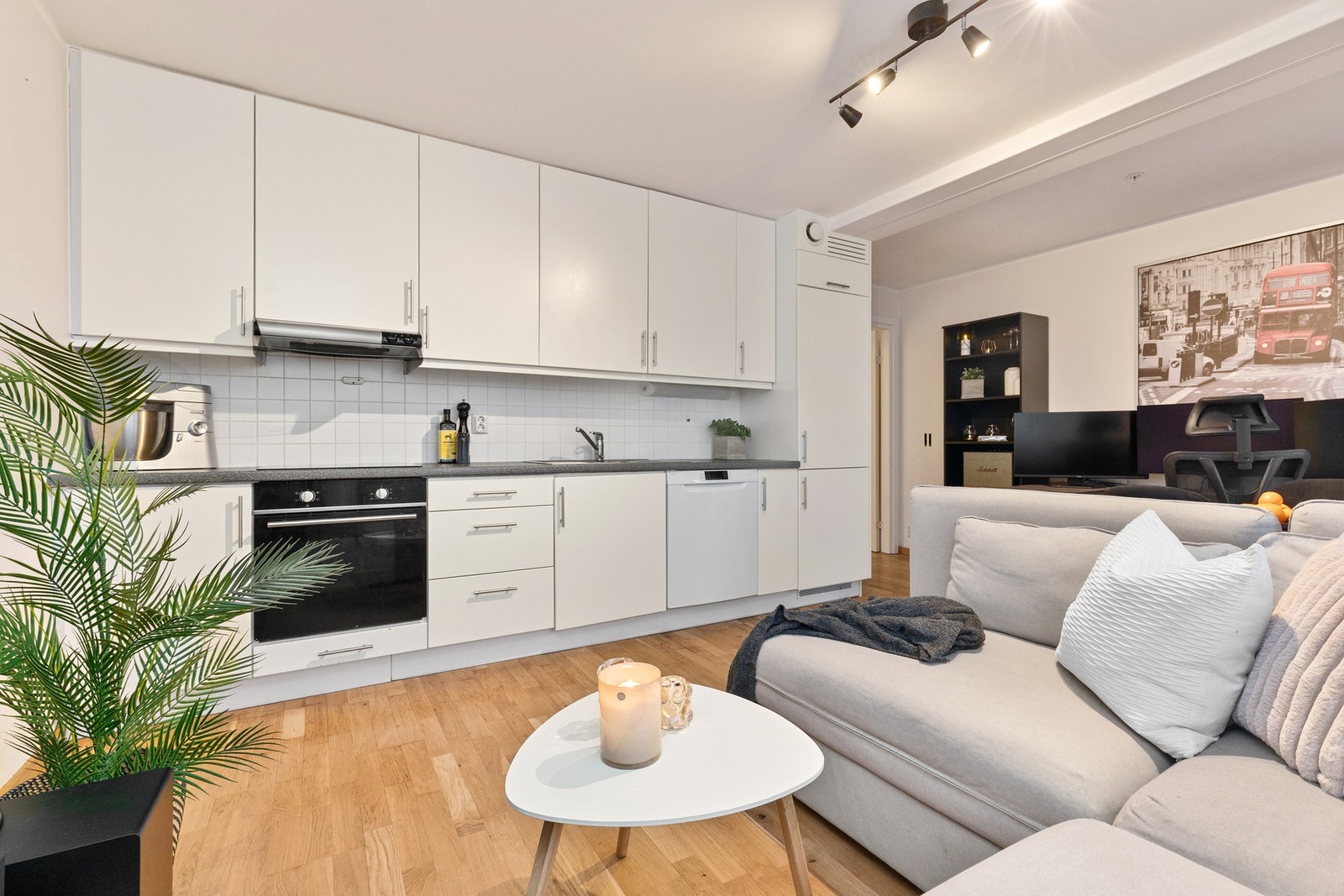 Velkommen til Gardermovegen 12 - En lys, gjennomgående og romslig 2-roms selveier sentralt på Jessheim!
Foto: FotoHanne (Hanne Bruland) Galleribilde