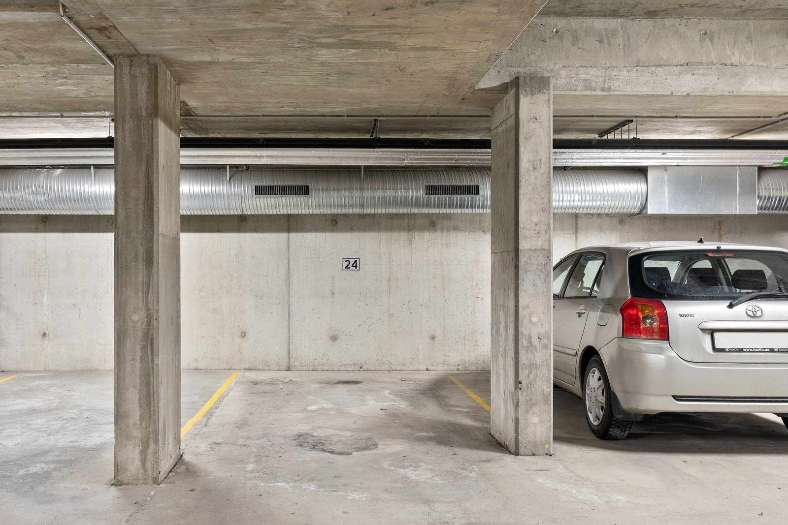 Det medfølger en parkeringsplass med leiligheten. Galleribilde