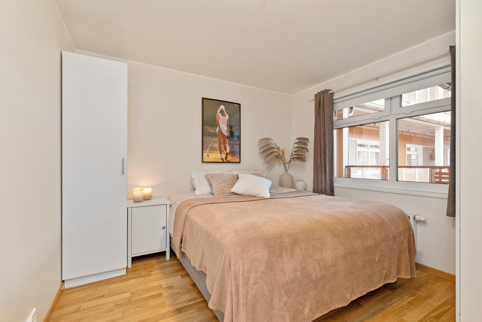 Soverommet er av svært god størrelse, med plass til dobbeltseng og annet ønskelig møblement. Galleribilde