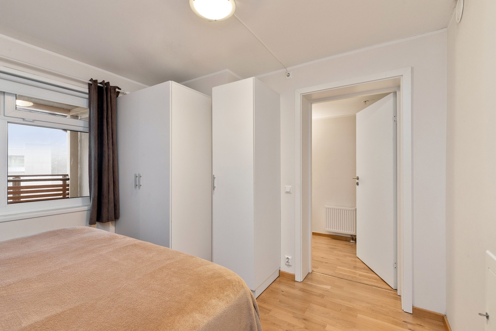 Rommet har godt med oppbevaringsplass i garderobeskap. Galleribilde